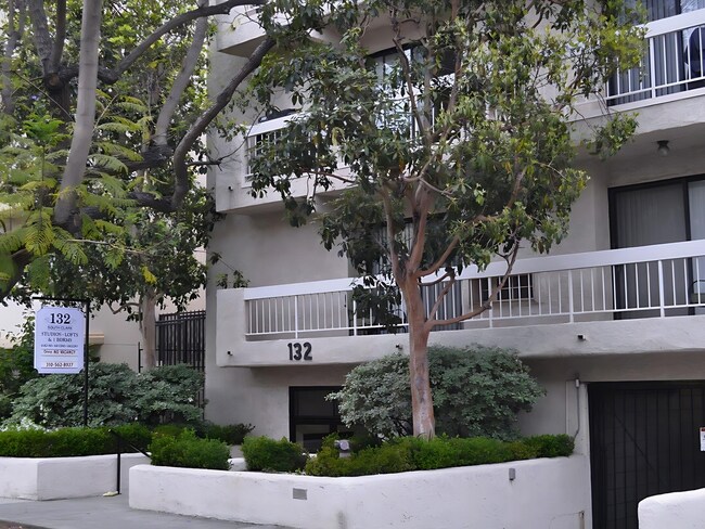 Building Photo - Charming Studio Apartment in Beverly Hills...