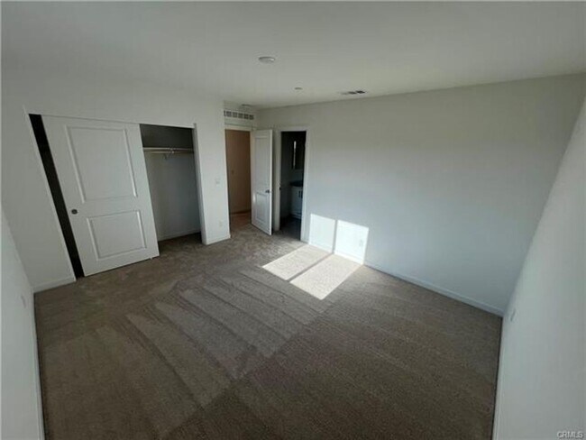 Building Photo - Gorgeous New House