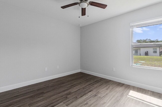 Building Photo - "Charming 3-Bed, 2-Bath Duplex Gem in Port Charlotte - Your Ideal Home Awaits!"