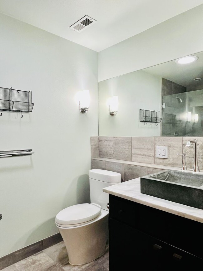 Building Photo - Luxury Estate Retreat in the Heart of Samm...
