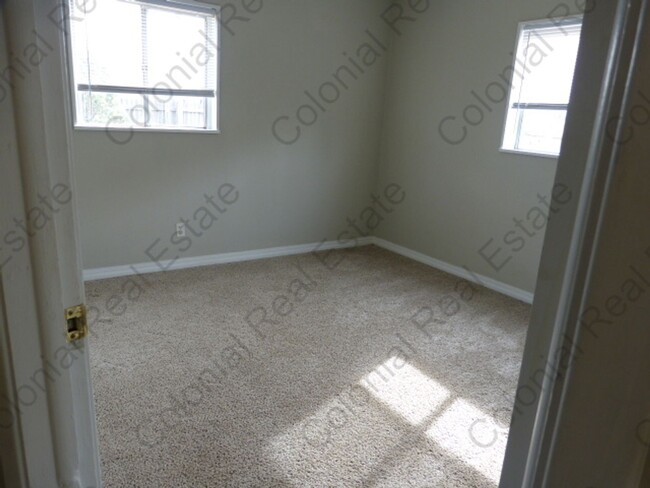 Building Photo - Spacious and updated 3 bedroom 2 bathroom ...