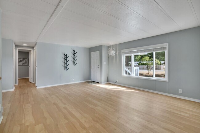 Building Photo - Cozy 3 Bedroom Home on a Large Lot!