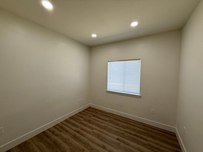 Building Photo - $150 Amazon Gift Card Move in Special - Sm...