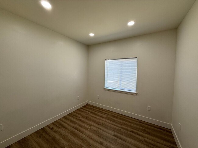 Building Photo - Small Pet Considered in this Beautiful Lik...