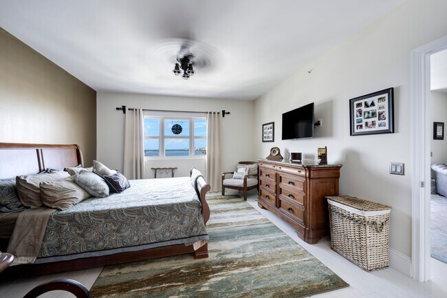 Building Photo - 2650 Lake Shore Dr