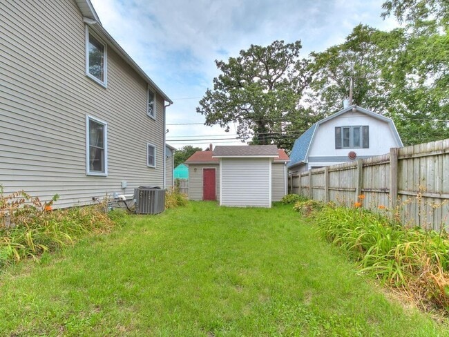 Building Photo - Spacious 5BR Home Near Drake — Porch, Garage & Tons of Space