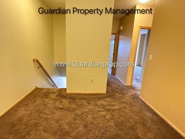 Building Photo - St Louis Park Town Home, Updated Kitchen, 2 Car Heated Garage, Walk Out Patio, Fireplace, W/D.