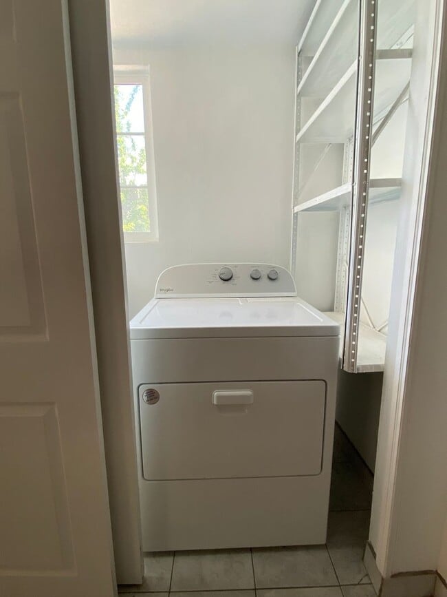 Building Photo - Nice 3 bedroom 1 bath with office Walking ...