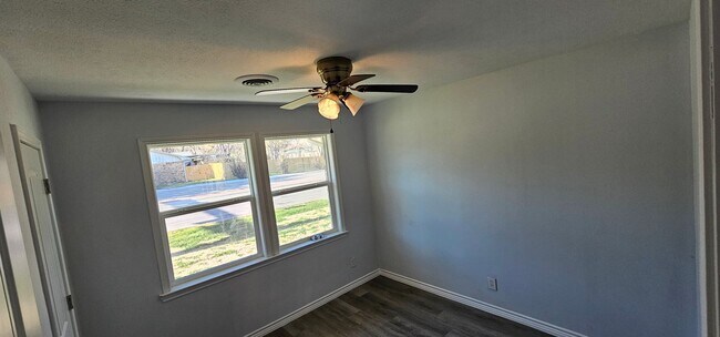 Building Photo - 1401 E Sherman Dr