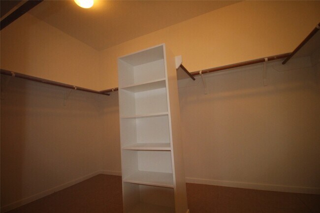 Building Photo - 16730 Town Glade Dr