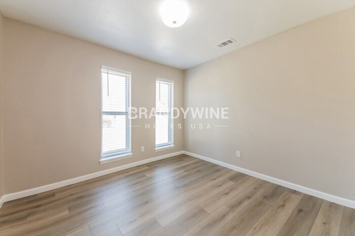 Building Photo - 5010 Collingwood Dr