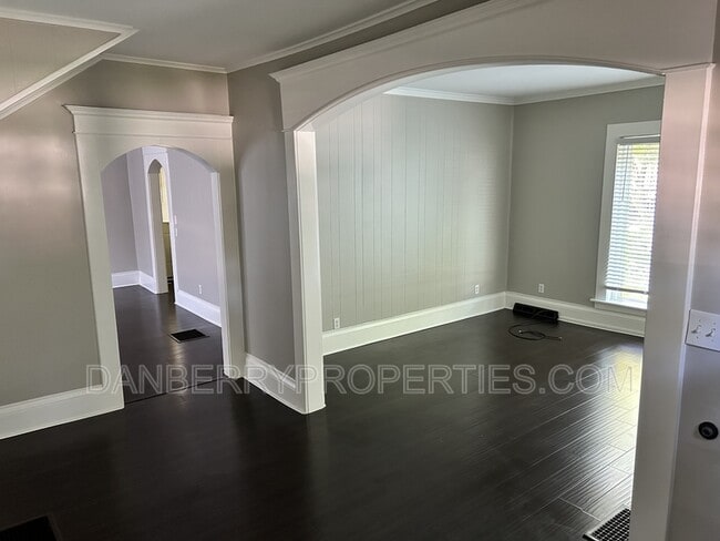 Building Photo - 711 Findlay St