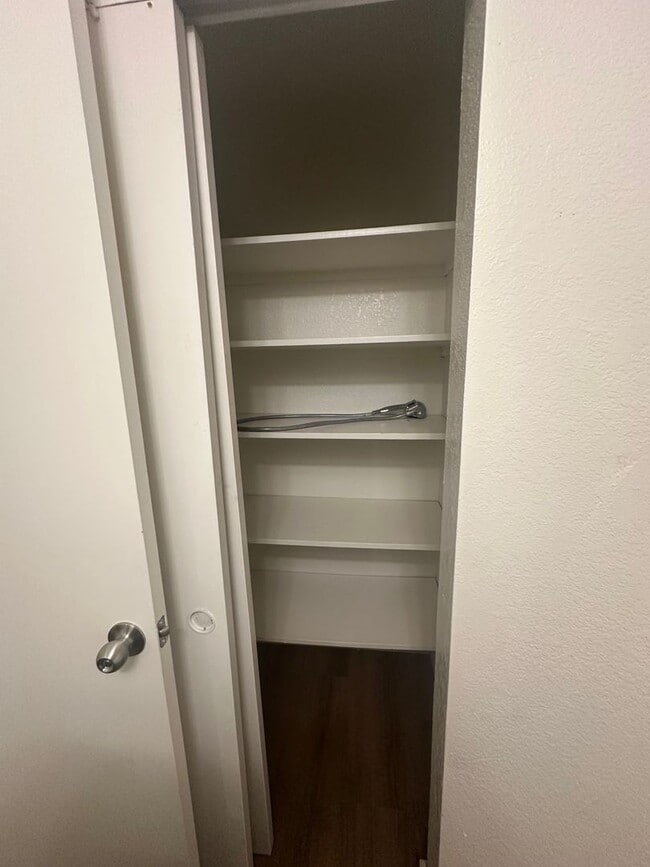 Building Photo - Desirable Duplex Unit with Lincoln Schools