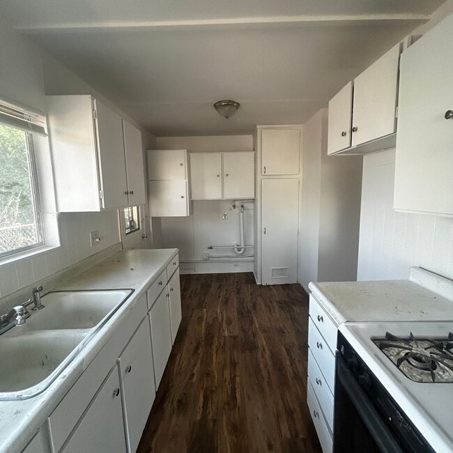 Building Photo - FOR RENT / DUPLEX $1800