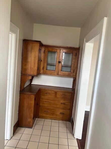 Building Photo - 2,100 Sq. Ft. 3 Bedroom Apartment in Herron-Morton