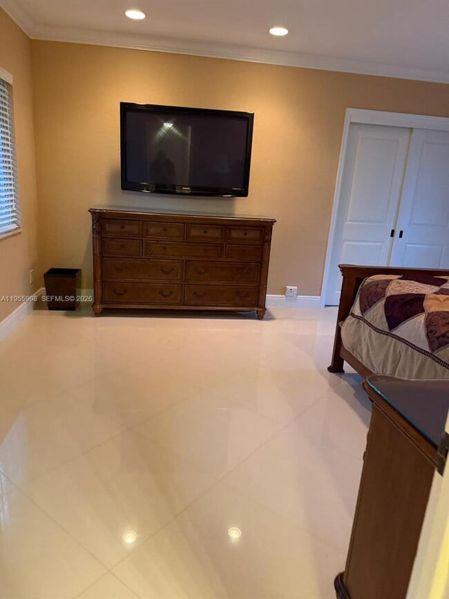 Building Photo - 830 NE 20th Ave