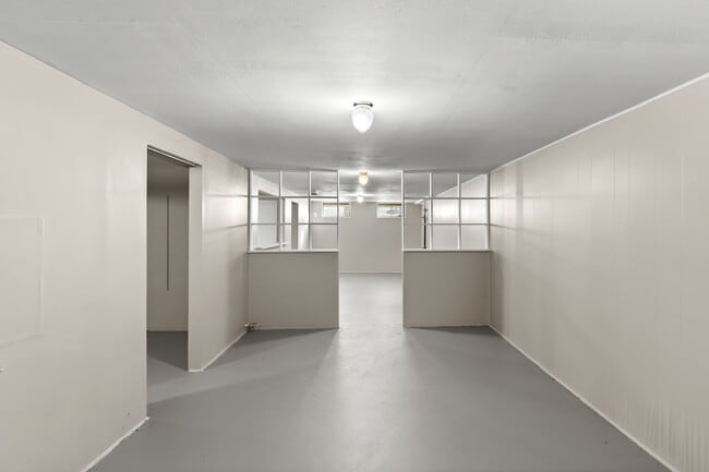 Building Photo - 695 Charvel Dr