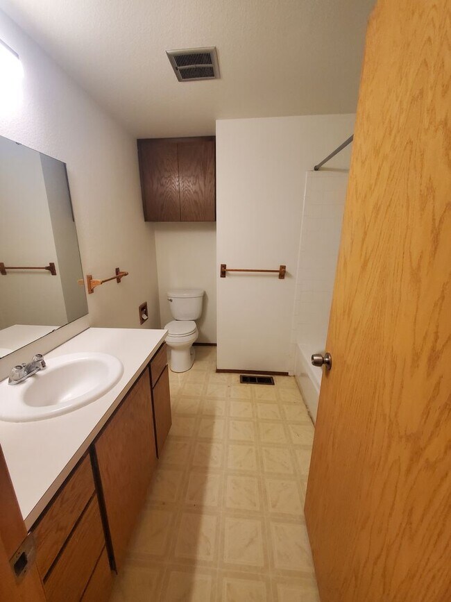 Building Photo - Kingsgate Home on Private Corner Lot