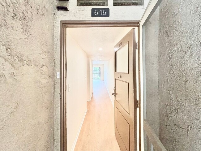 Building Photo - Bright 2 Bed 2 Bath | Surfside Community |...