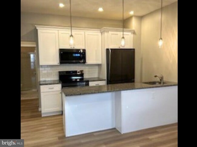 Building Photo - 187 Bridge St