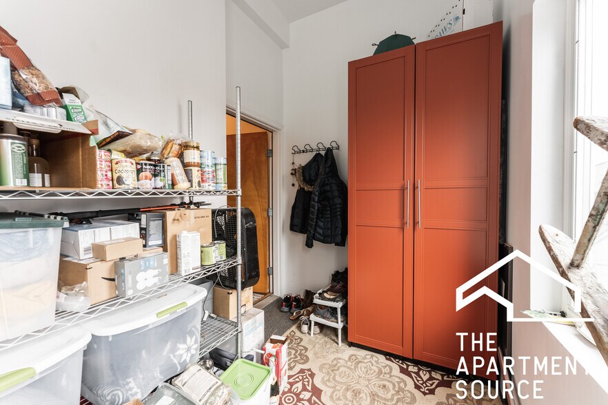 Building Photo - 1407 N Wicker Park Ave