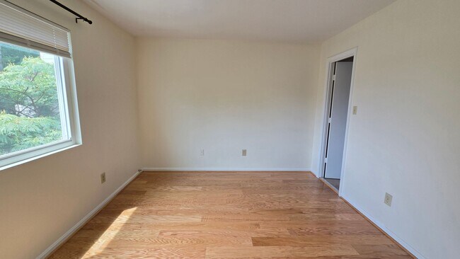 Building Photo - 2030 6th St S