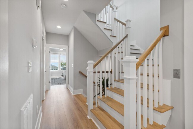 Building Photo - NEW HIGH END OFF-SEASON RENTAL NOW AVAILABLE