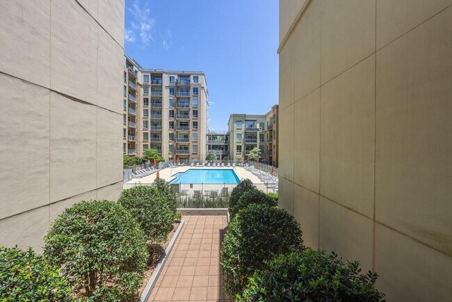 Building Photo - 711 Cosmopolitan Dr NE