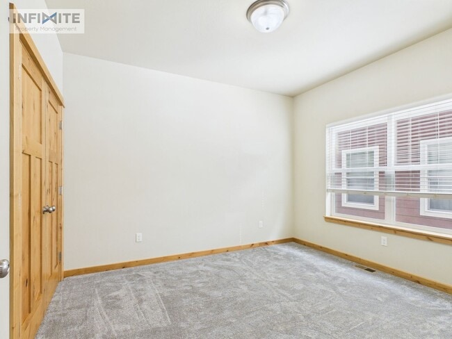 Building Photo - 3 Bedroom with Attached Garage