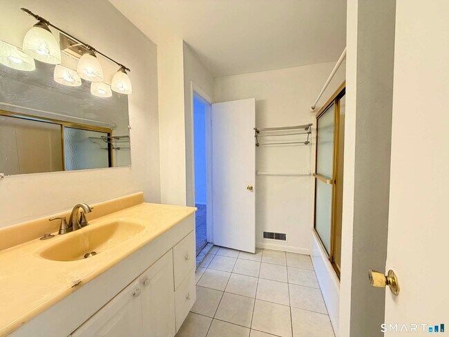 Building Photo - 14 Newtown Rd