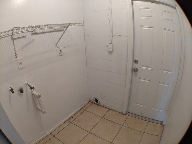 Building Photo - 3 Bedroom, 2 Bathrooms Apartment with Wate...