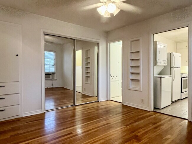 Building Photo - Charm, Comfort and Convenience!