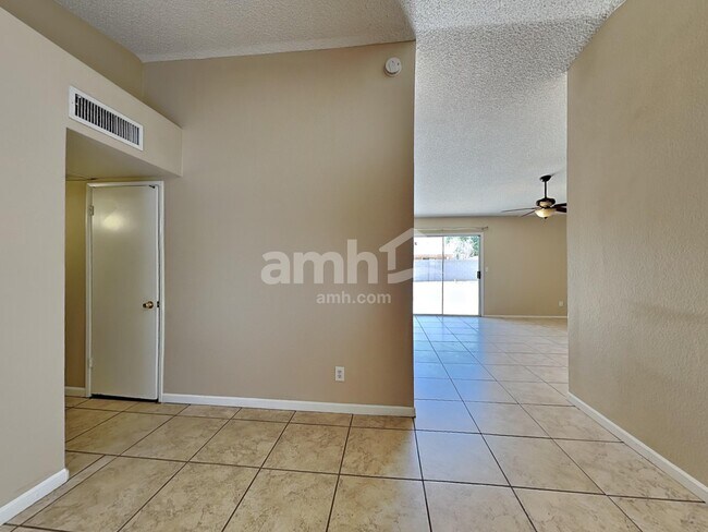 Building Photo - 9509 W Echo Ln