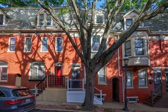 Building Photo - Beautifully Remodeled 5 Bed/1.5 Bath Townhouse-York City SD