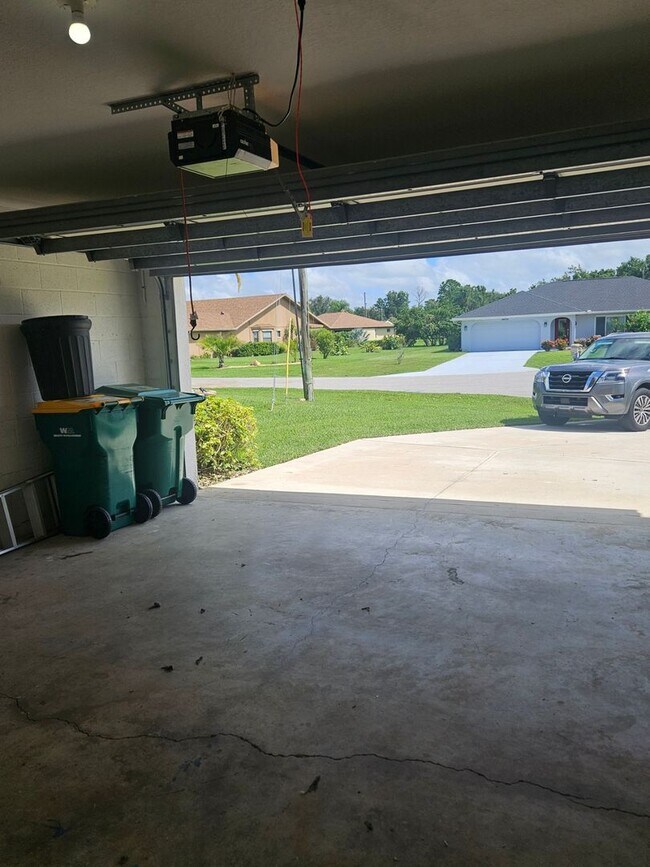 Building Photo - 25173 Mercedes Dr