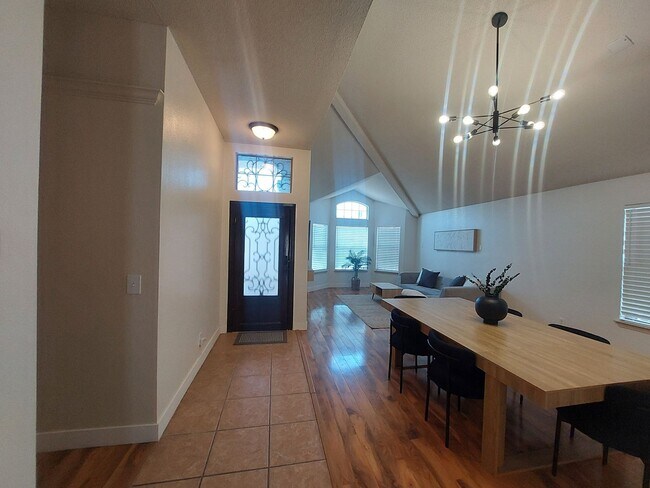 Building Photo - 4 BEDROOM 2 BATHROOM HOME 3 CAR GARAGE HOM...