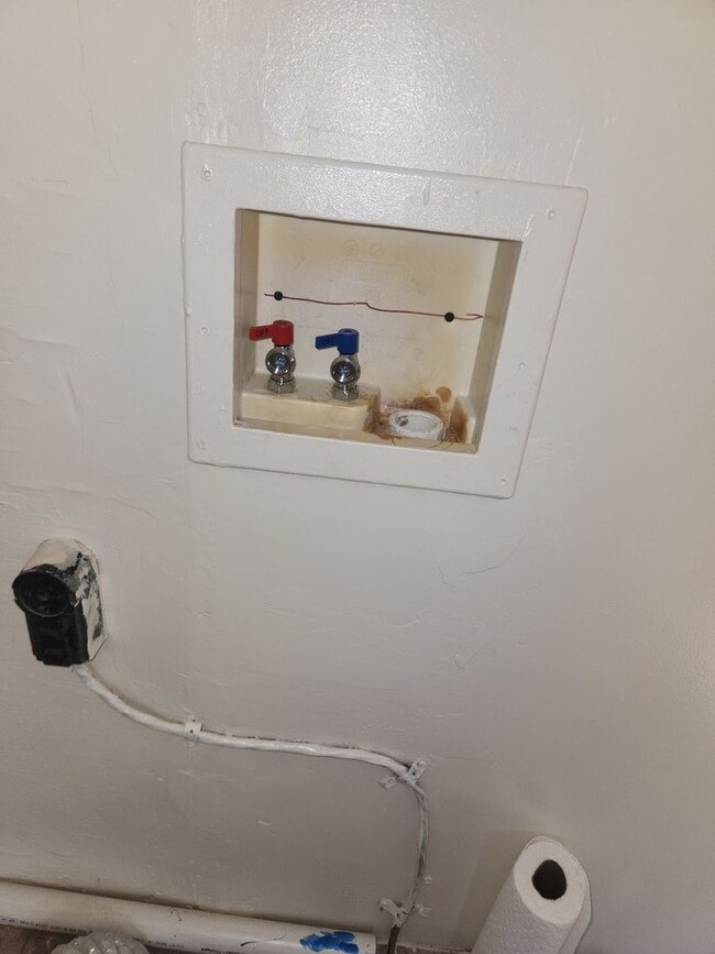 Building Photo - 3 BR near University of Saint Francis