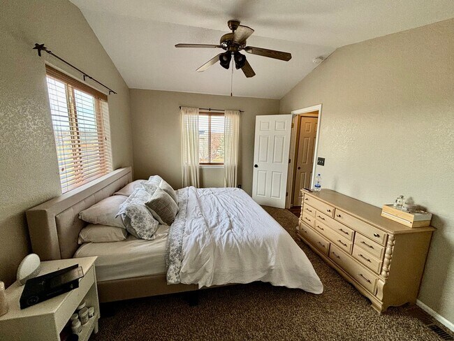 Building Photo - Spacious 2 Bed 2.5 Bath Townhouse in Northeast Fort Collins