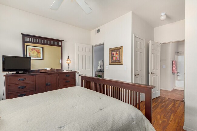 Access to Bath from Secondary Bdrm - 5335 E Shea Blvd