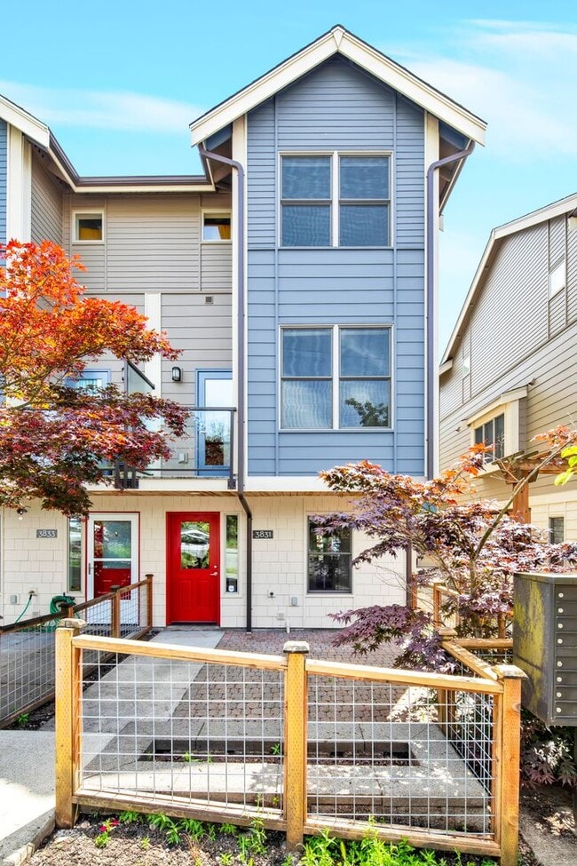 Primary Photo - Stunning Townhome in the heart of Columbia...