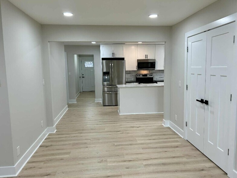 Building Photo - 304 Greenview Dr