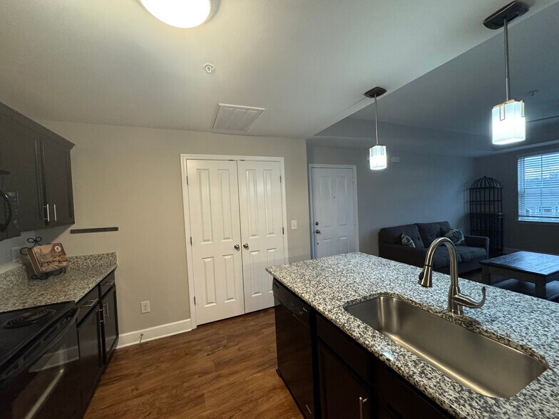 Building Photo - 8205 Lenox Creekside Dr