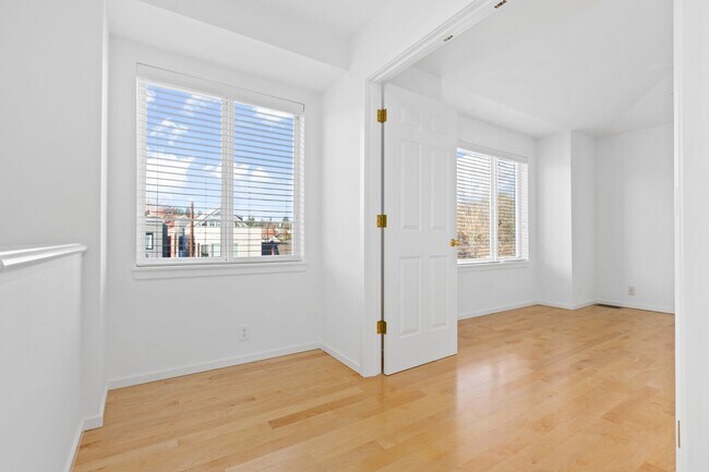 Building Photo - 3Bd/3Ba Seattle Townhome