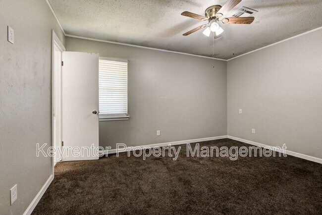Building Photo - 1120 Kings Ct
