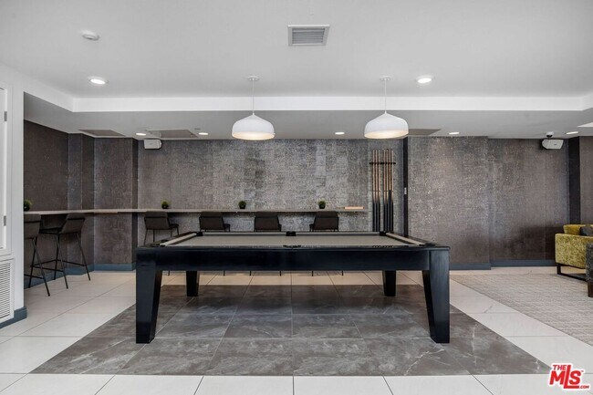 Building Photo - 453 S Kenmore Ave