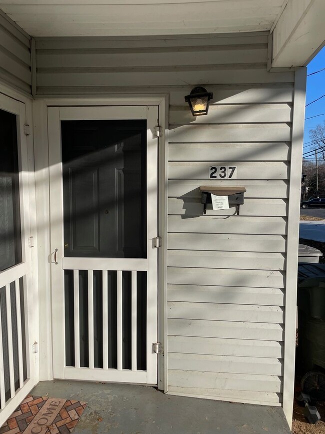 Building Photo - 740