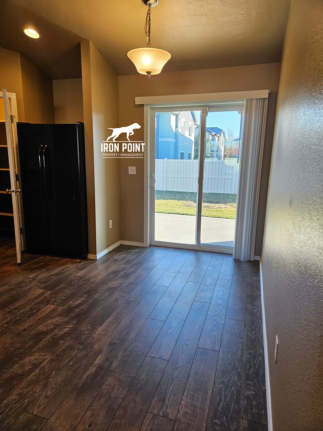 Building Photo - 3bed/2bath home w/bonus room, 2 car garage, fenced yard, and landscaping included.