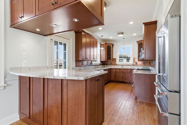 Building Photo - 1 Month's Free Rent - 5 Bedroom Home Between 12 South and Oak Hill