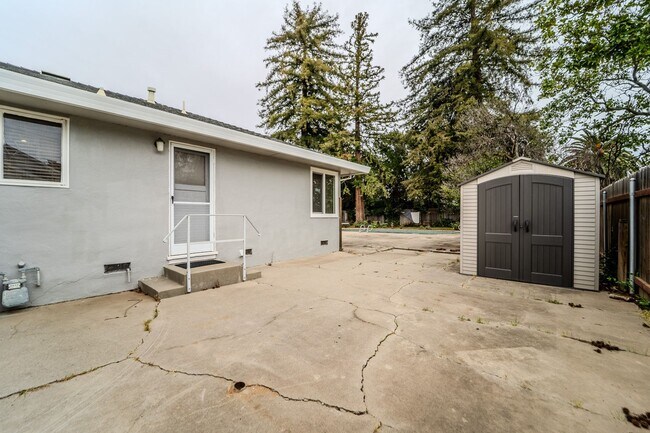 Building Photo - 2415 Covillaud St