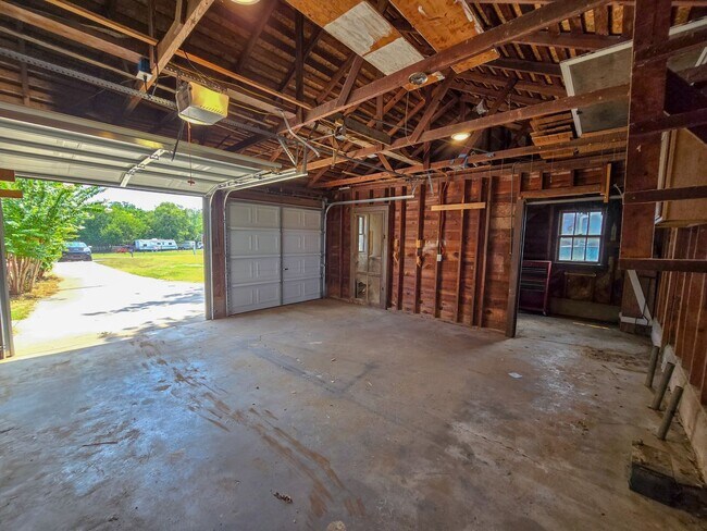 Building Photo - Cute 3 Bedroom Brick home in Shawnee